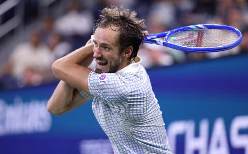 法网力克澳网,梅德韦杰夫带队取胜 法网力克澳网,梅德韦杰夫带队取胜