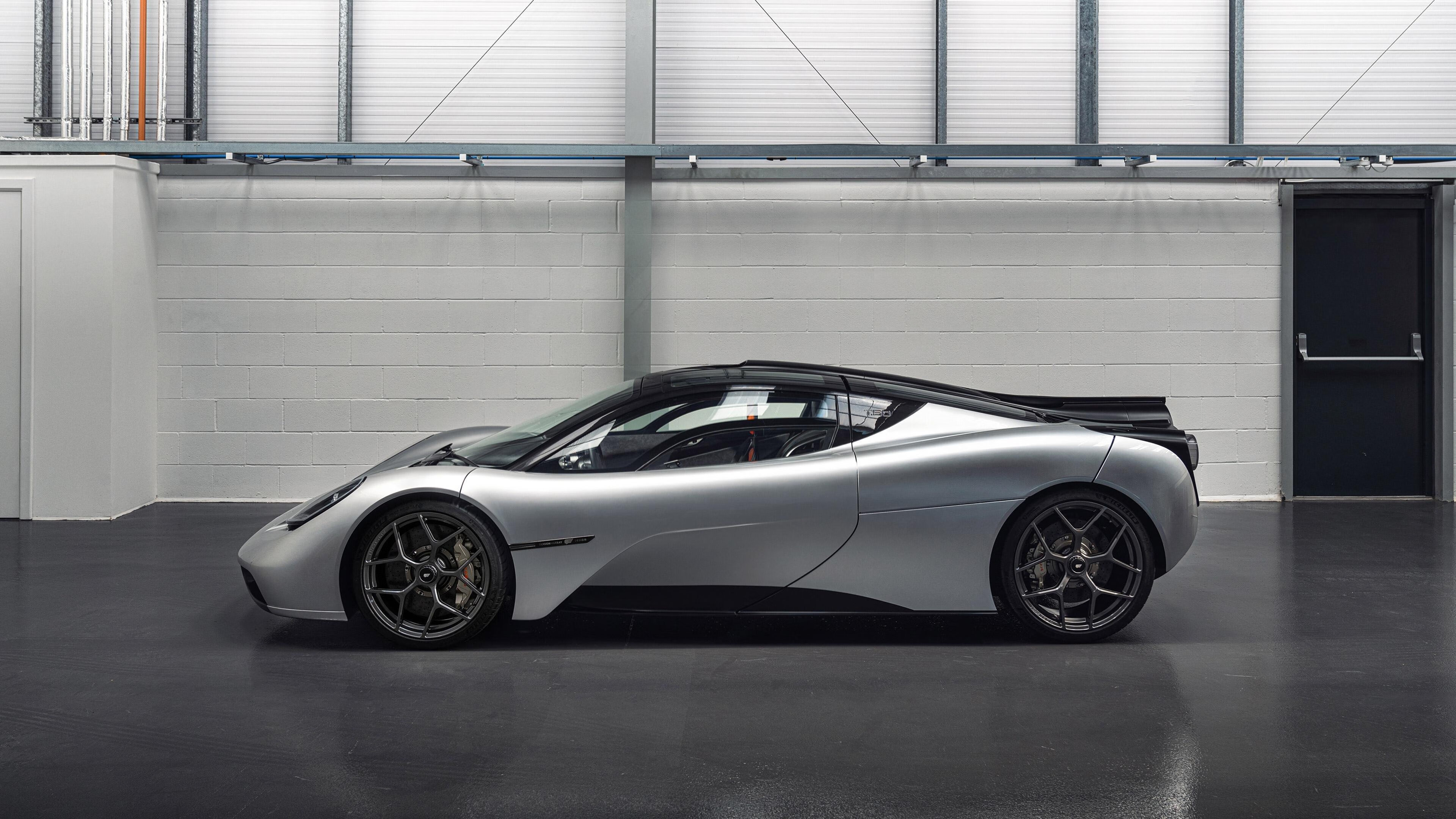 双线奇迹，同一天，足球场与F1赛道的平行震撼—亚特兰大力斩尤文，伊萨克接管争冠战